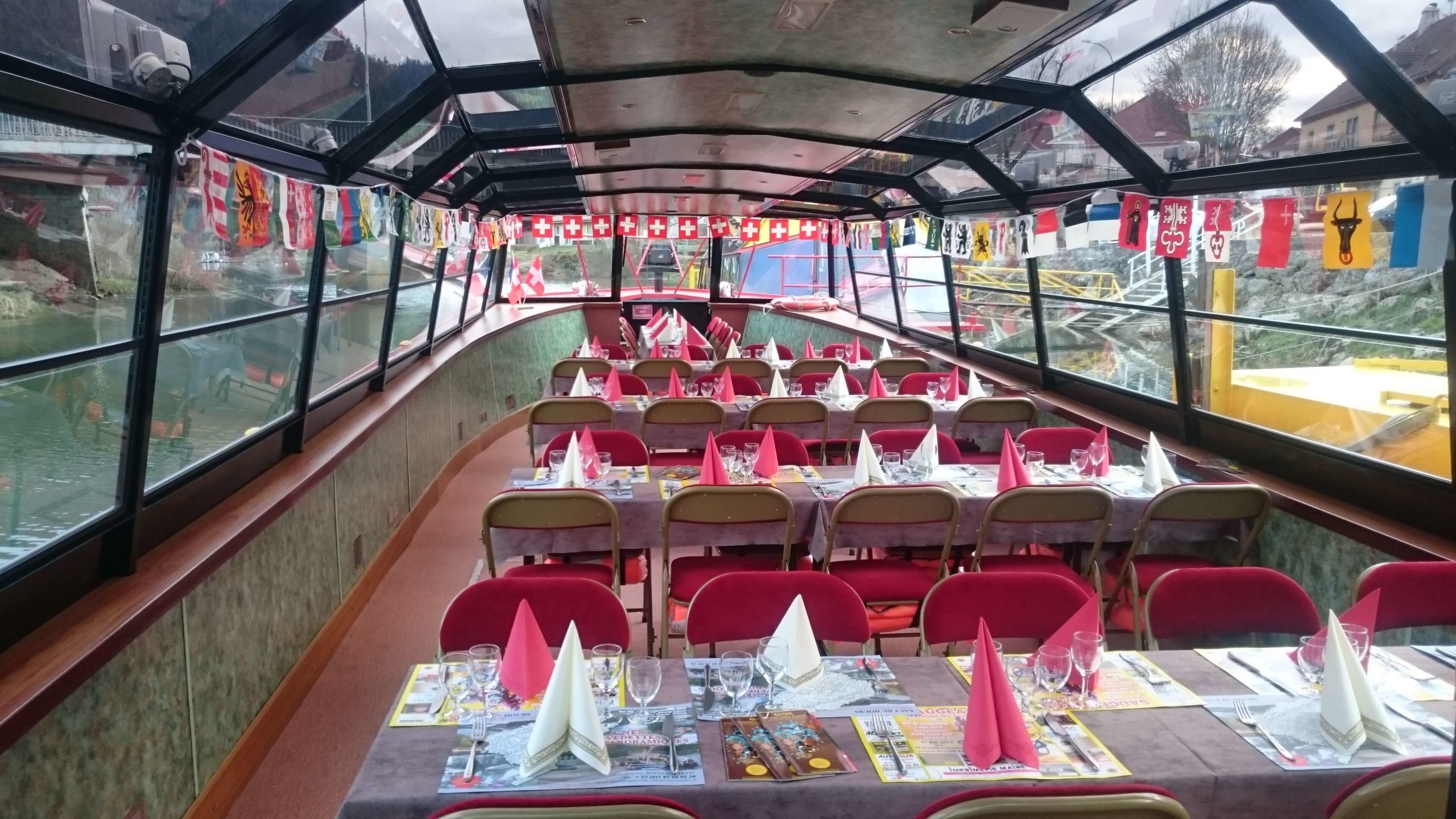 tables restaurant dans un bateau