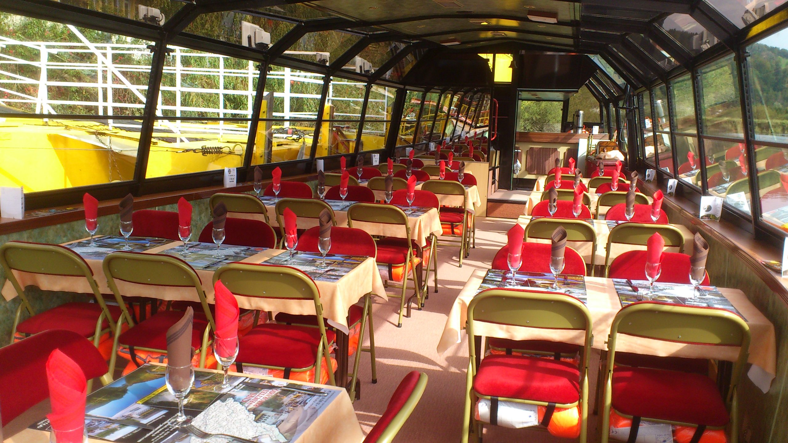 tables restaurant dans un bateau