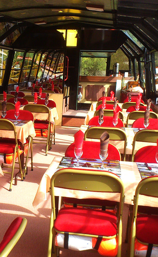 tables restaurant dans un bateau