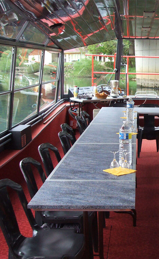 tables sur un bateau